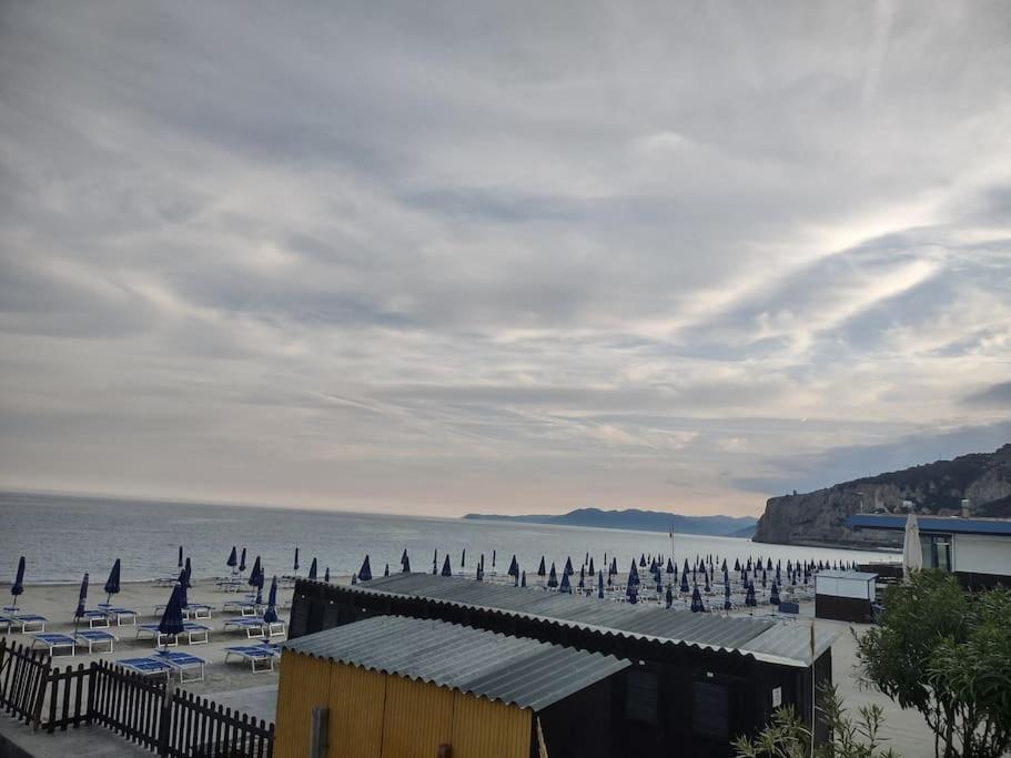 Silver Sands Finale Ligure - Traditional Apartment - 4 Beds & Terrace By The Beach 外观 照片